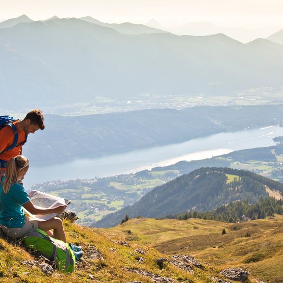 zwei Wanderer mit Seeblick