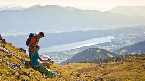 zwei Wanderer mit Seeblick