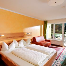 Zimmer mit Doppelbett und Couch