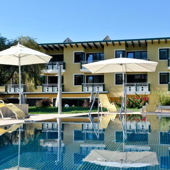 Pool und Hotel