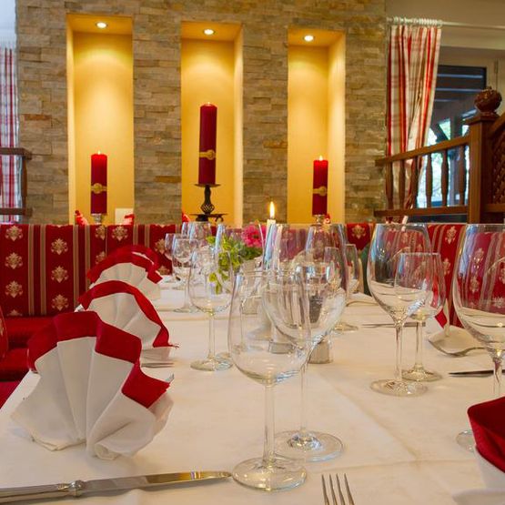 gedeckter Tisch im Speisesaal