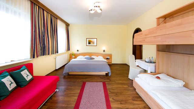 Zimmer mit Doppelbett, Stockbett und Couch