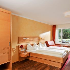 Zimmer mit Schrank und Doppelbett