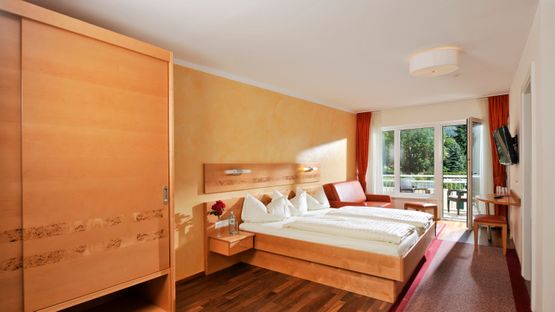 Zimmer mit Schrank Doppelbett und Couch