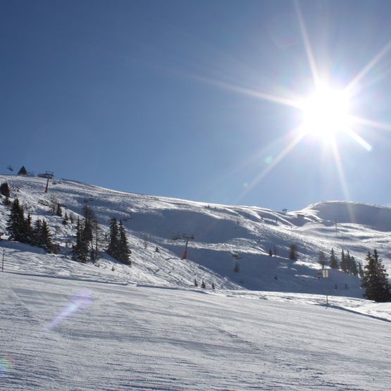 Schipiste bei Sonnenschein