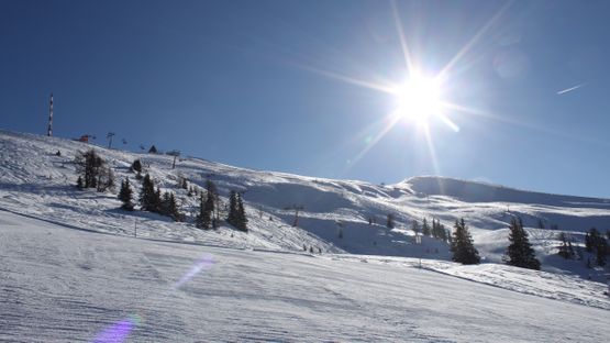 Schipiste bei Sonnenschein