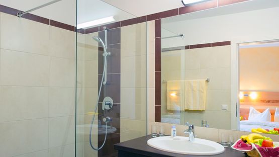 Bad mit Waschtisch und Dusche