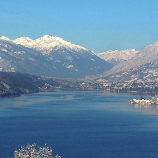 Blick auf See mit Bergpanorama