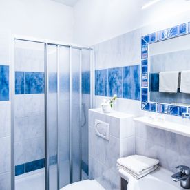Bad mit Waschtisch, WC und Dusche
