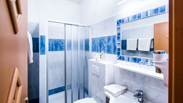 Bad mit Dusche und Waschtisch